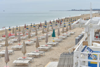 gente-in-spiaggia-ombrelloni-lungomare-porto-potenza-picena-ppp-FDM-1-325x217