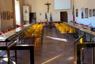 sala-consiliare-consiglio-sarnano-e1594721087396-325x219