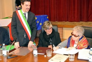 04-Cittadinanza-onoraria-a-Helga-Feldner-figlia-dellinternato-Paul-Pollak-anno-2015-325x218