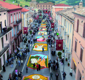 Infiorata-Castelraimondo-1-1-e1591891524944-325x306