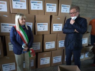 donazione_mascherine_camici-2-325x244