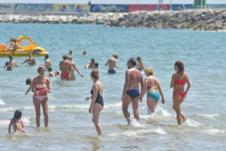 estate-spiaggia-affollata-lungomare-nord-civitanova-FDM-9-325x217