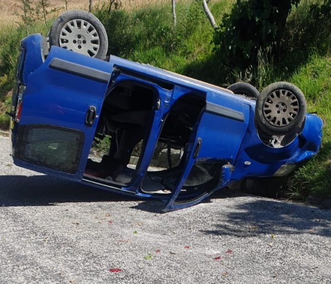 incidente-auto-ribaltata-macarre-1-650x558