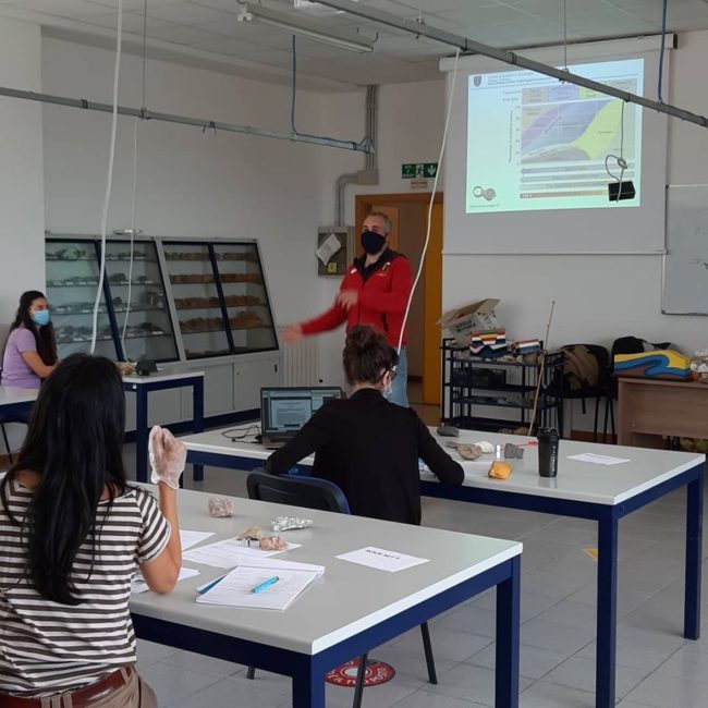 laboratorio_geologia1-unicam-650x650