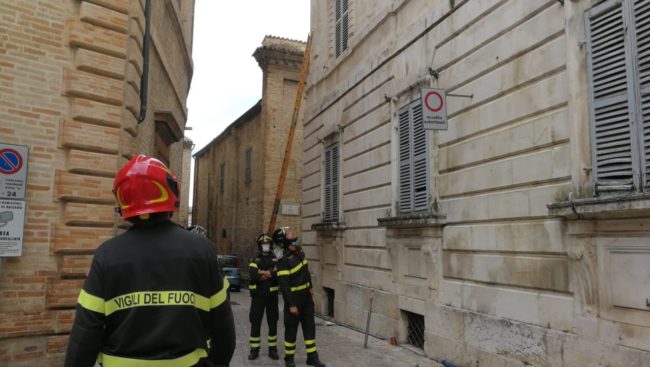 palazzo-costa-vigili-del-fuoco-pezzi-cornicione-2-650x367