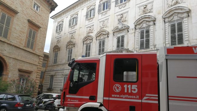 palazzo-costa-vigili-del-fuoco-pezzi-cornicione-5-650x367