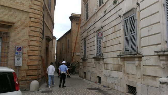 palazzo-costa-vigili-del-fuoco-pezzi-cornicione-7-650x367