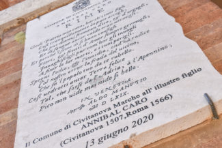 scopertura-nuova-targa-rime-annibal-caro-civitanova-FDM-2-325x217