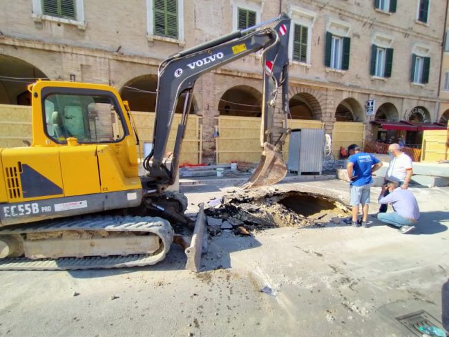 voragine-piazza-del-popolo-san-severino-6-650x488