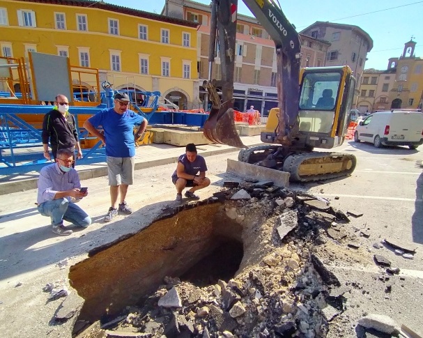 voragine-piazza-del-popolo-san-severino-7-1