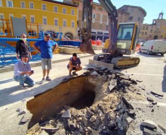 voragine-piazza-del-popolo-san-severino-7-e1592904106571-325x265