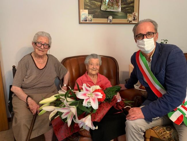 Centenaria-Frisciotti-con-sorella-e-Iesari.jpg