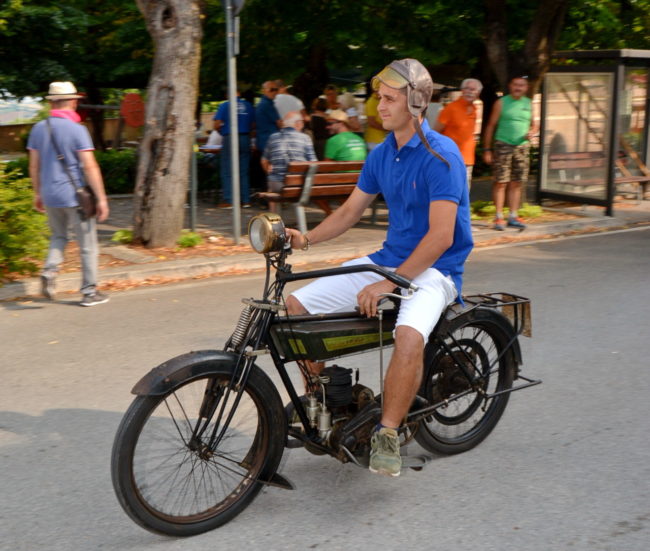 Raduno-moto-e-Auto-dEpoca-Colmurano_02-650x551