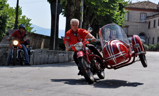 Raduno-moto-e-Auto-dEpoca-Colmurano_04-650x393