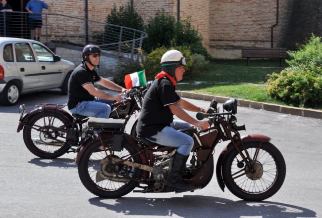 Raduno-moto-e-Auto-dEpoca-Colmurano_05-650x441