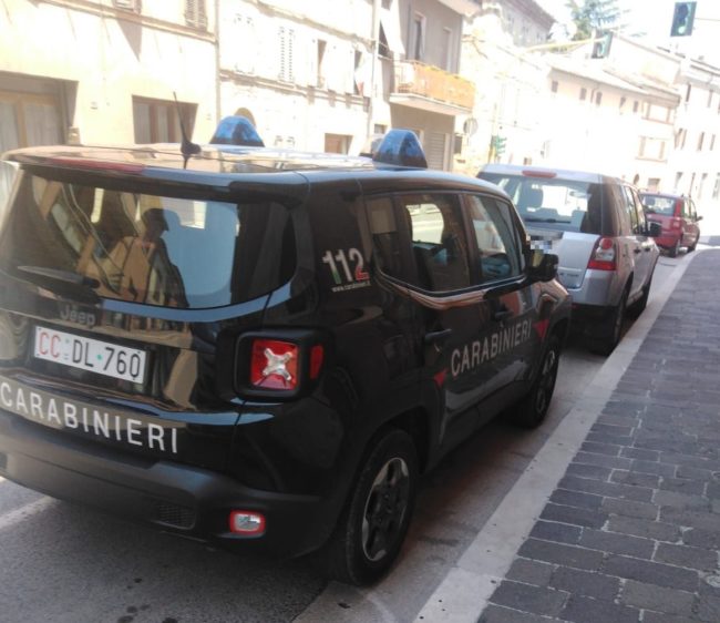 muore-in-casa-passo-treia-via-garibaldi-2_censored-650x562