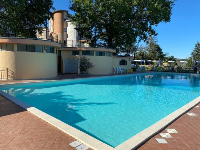 piscina-ai-cerchi-sarnano-4-650x488