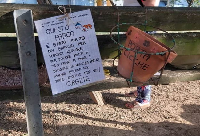 Il posacenere e il cartello affisso dai cittadini