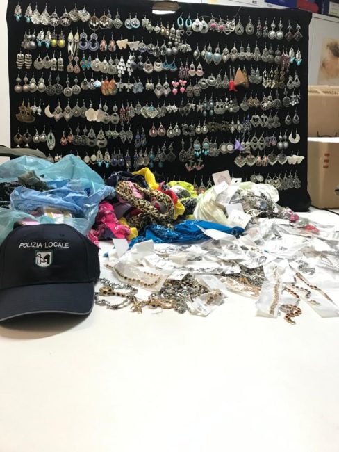 sequestro-merce-contraffatta-polizia-locale-potenza-picena-1-488x650