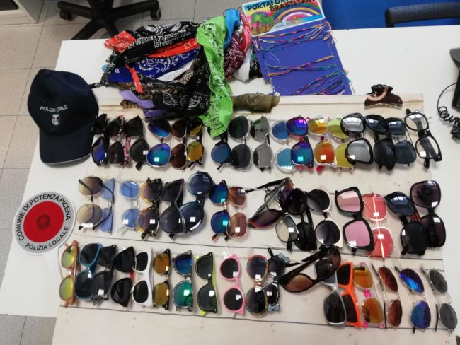 sequestro-merce-contraffatta-polizia-locale-potenza-picena-2-650x488