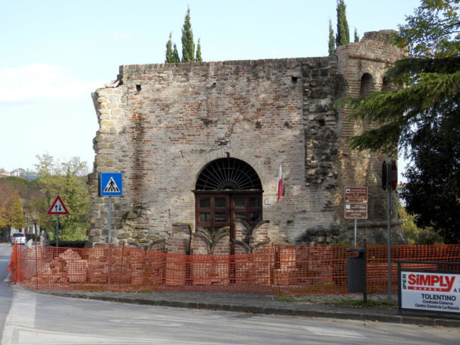torrione-san-catervo-danneggiato-sisma