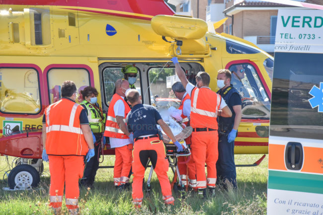 incidente-auto-contro-bicicletta-statale-eliambulanza-civitanova-FDM-2-650x433