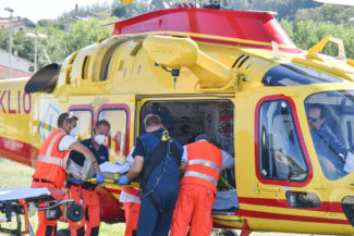 incidente-auto-contro-bicicletta-statale-eliambulanza-civitanova-FDM-3-325x217