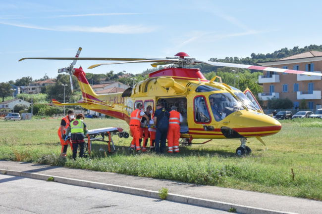 incidente-auto-contro-bicicletta-statale-eliambulanza-civitanova-FDM-4-650x433