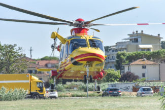 incidente-auto-contro-bicicletta-statale-eliambulanza-civitanova-FDM-6-325x217