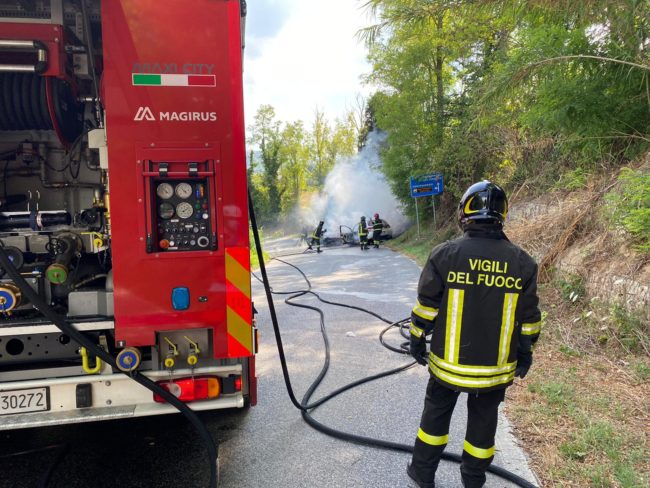 incidente-mogliano-auto-a-fuoco-1-650x488