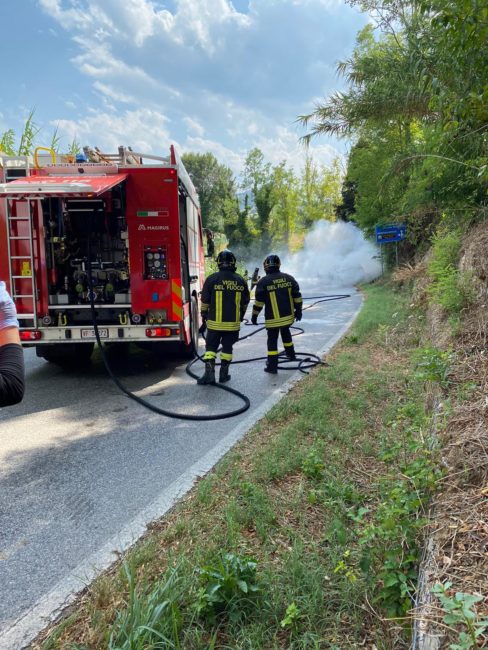 incidente-mogliano-auto-a-fuoco-2-488x650
