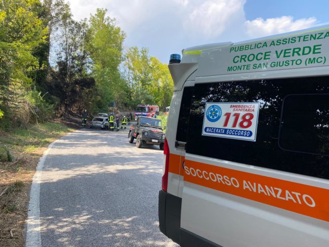 incidente-mogliano-auto-a-fuoco-3-650x488