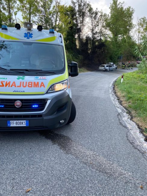 incidente-mogliano-auto-a-fuoco-4-488x650