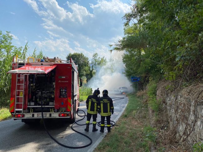incidente-mogliano-auto-a-fuoco-5-650x488
