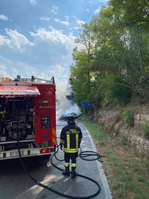 incidente-mogliano-auto-a-fuoco-6-488x650