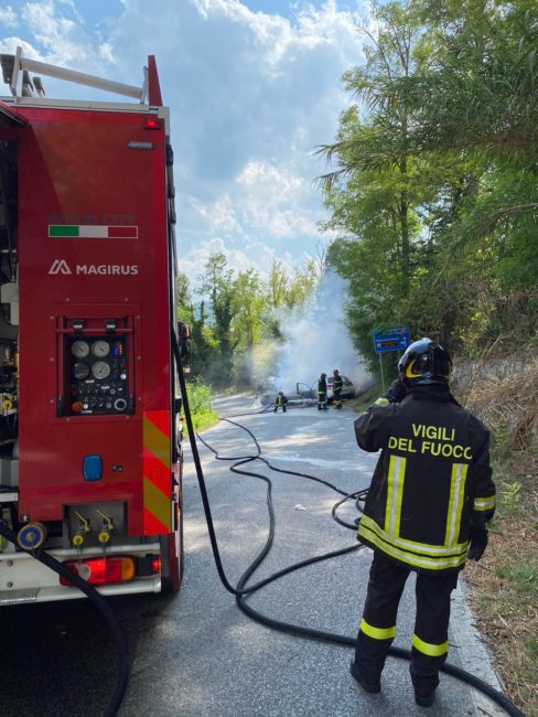 incidente-mogliano-auto-a-fuoco-7-488x650