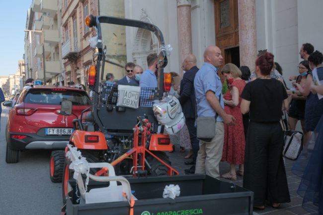 sposi-fabrizia-e-marco-corso-cavour-macerata-2020-foto-ap-1-650x433