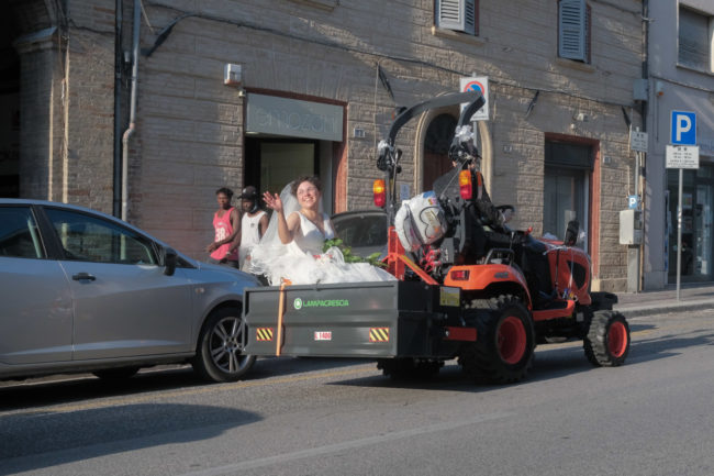 sposi-fabrizia-e-marco-corso-cavour-macerata-2020-foto-ap-10-650x433