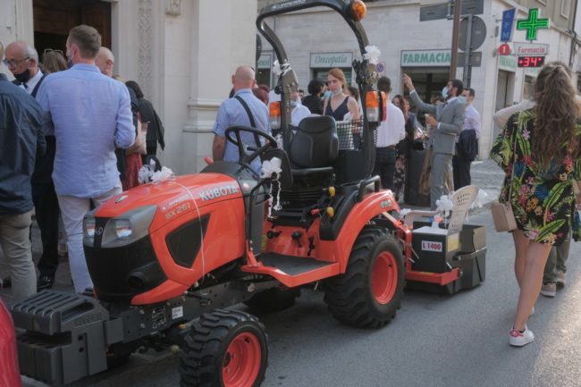 sposi-fabrizia-e-marco-corso-cavour-macerata-2020-foto-ap-2-650x433