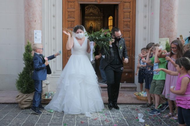 sposi-fabrizia-e-marco-corso-cavour-macerata-2020-foto-ap-5-650x433