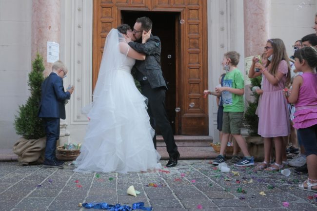 sposi-fabrizia-e-marco-corso-cavour-macerata-2020-foto-ap-6-650x433