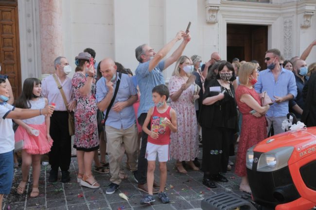sposi-fabrizia-e-marco-corso-cavour-macerata-2020-foto-ap-7-650x433