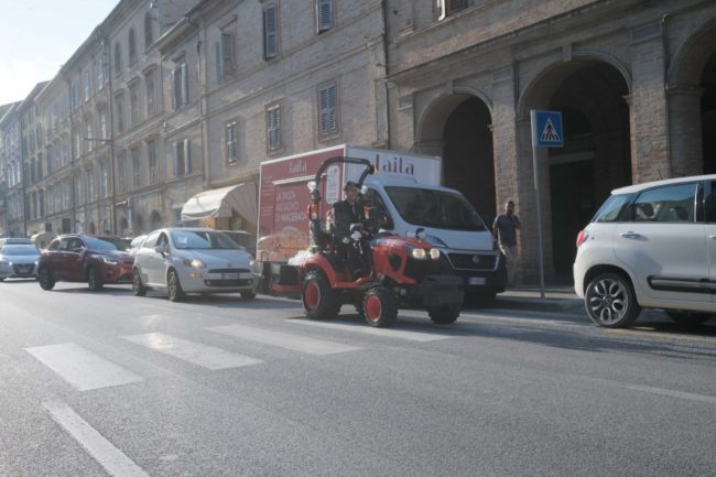 sposi-fabrizia-e-marco-corso-cavour-macerata-2020-foto-ap-8-650x433