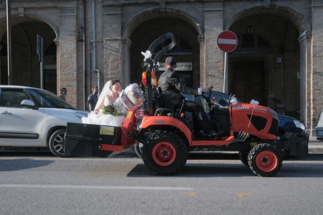 sposi-fabrizia-e-marco-corso-cavour-macerata-2020-foto-ap-9-650x433