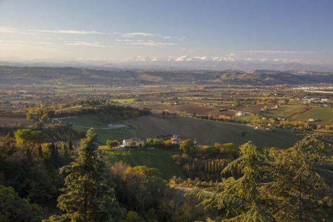 Panorama-dallOrto-sul-Colle-dellInfinito-Recanati-MC-Foto-Dario-Fusaro-2017_C-FAI-Fondo-Ambiente-Italiano-650x433