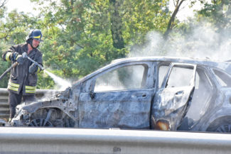 auto-a-fuoco-in-superstrada-civitanova-FDM-1-325x217