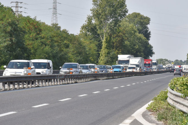 auto-a-fuoco-in-superstrada-civitanova-FDM-2-650x433