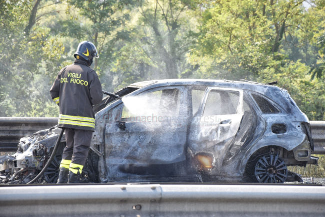 auto-a-fuoco-in-superstrada-civitanova-FDM-3-650x433