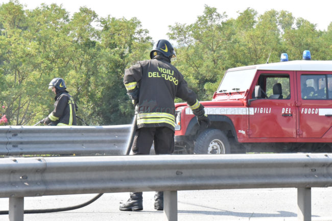 auto-a-fuoco-in-superstrada-civitanova-FDM-4-650x433