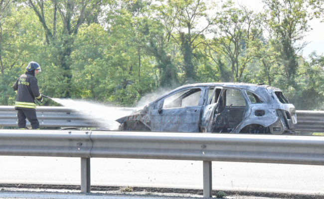 auto-a-fuoco-in-superstrada-civitanova-FDM-5-650x399